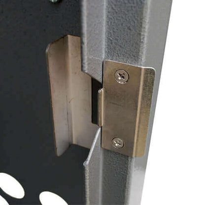 Close-up of the secure hinge on the Professional Aluminum Dog Crate by Zinger for enhanced durability.